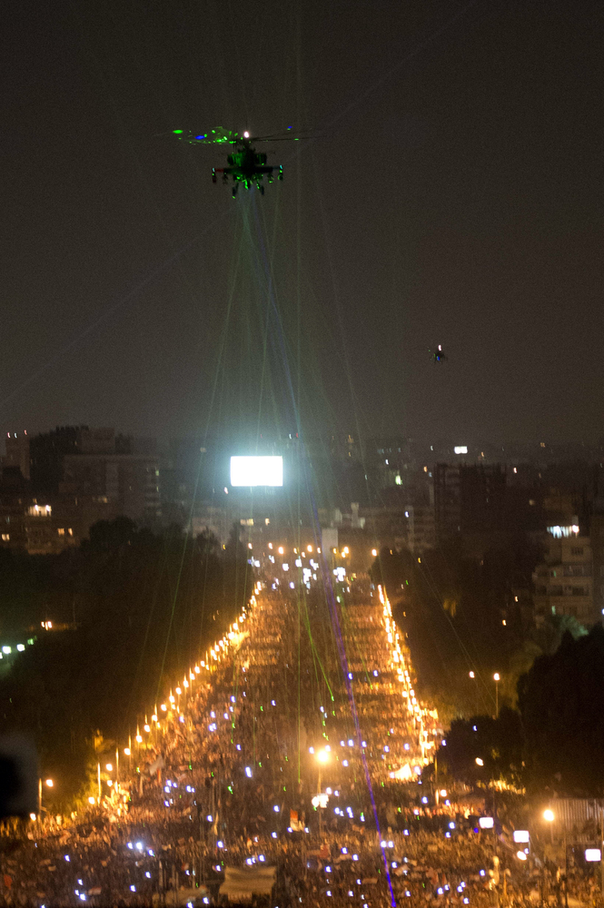 AFP Agence France-Presse 30 Jun #PHOTO: Egyptian protestors direct laser lights on a military helicopter flying over the presidential palace in Cairo pic.twitter.com/FtNVpCgOAg